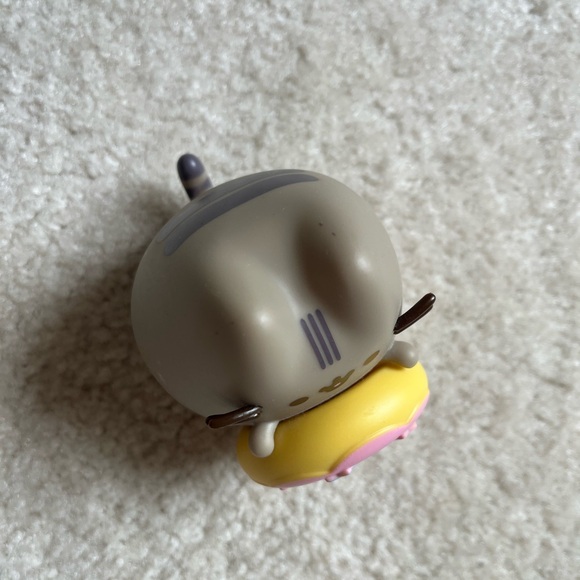 Pusheen 10th Anniversary Donut Figure - Picture 2 of 6